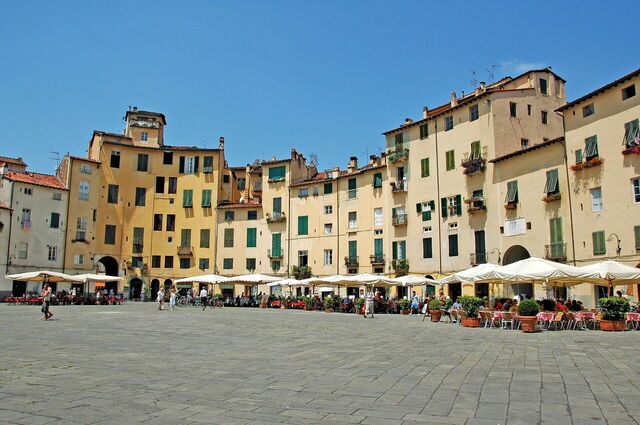 Piazza Anfiteatro, Lucca
