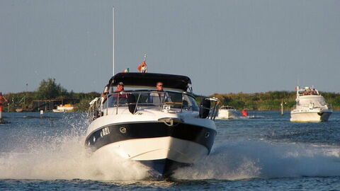 speedboating