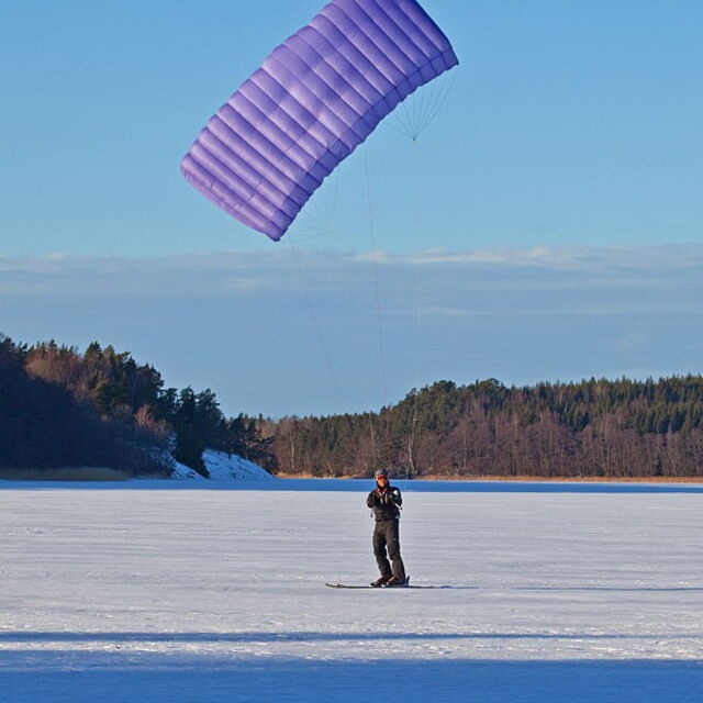 Kite skiing