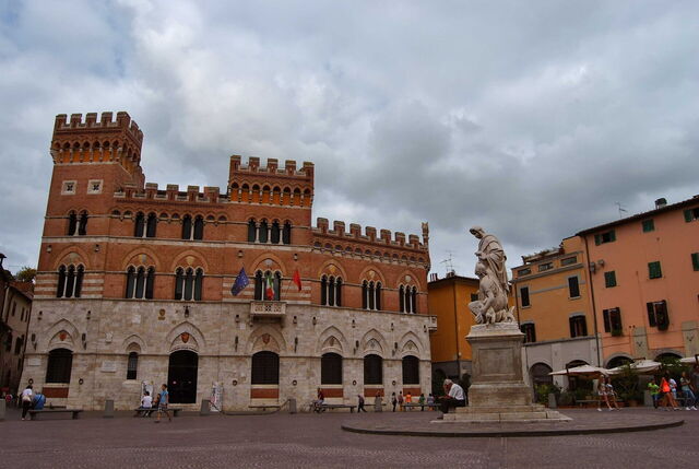 Palazzo Aldobrandeshi, exterior