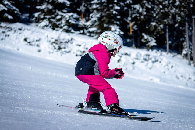 A kid skiing