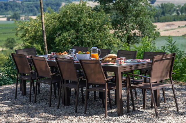 Al fresco dining at Villa Aiale