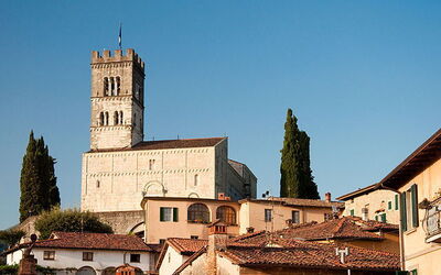 Duomo of Barga from sw