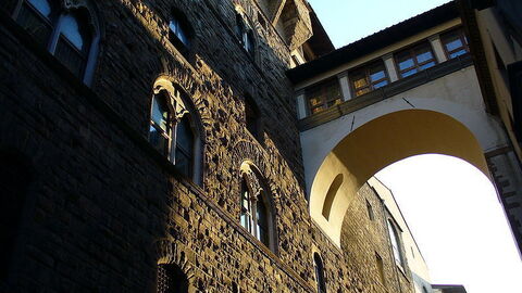 Connecting Vasari corridor