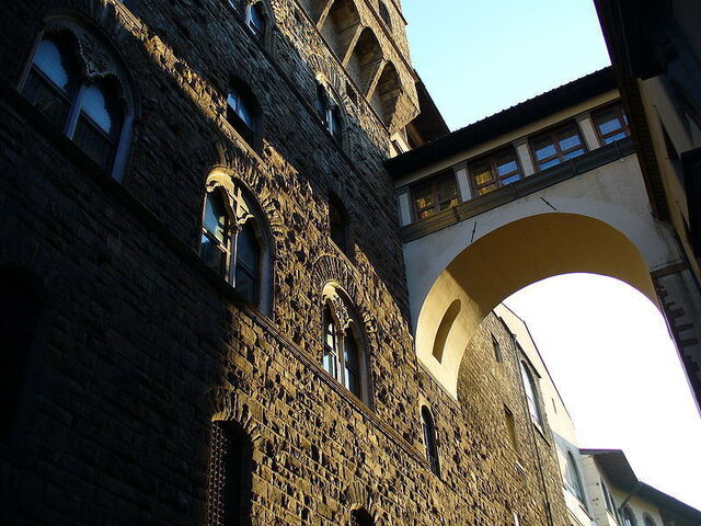 Connecting Vasari corridor
