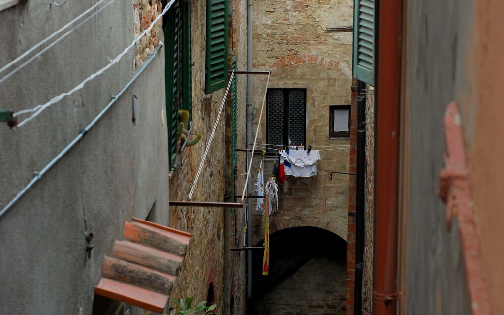 Close Neighbours