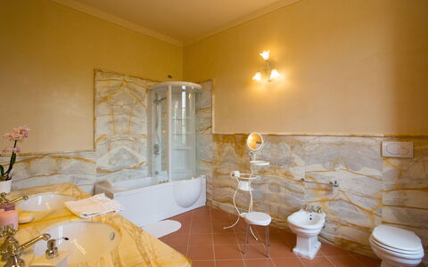 Villa Rocchi: Camera, Proprietà, Bagno, Pavimento, Giallo, Interior Design, Parete, Costruzione, Piastrella, Immobiliare