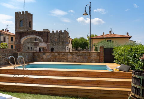 Villa Fracassini: Nube, Cielo, Acqua, Pianta, Costruzione, Piscina, Albero, Erba, Street Luce, Tempo Libero