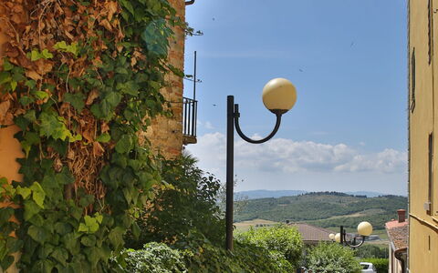 Il Pigionale: Street Luce, Illuminazione, Cielo, Proprietà, Lampada, Giallo, Cittadina, Parete, Albero, Casa