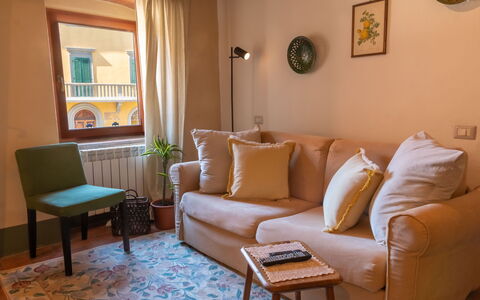 Il Pigionale: Mobilia, Interior Design, Pavimentazione, Legna, Divano, Pavimento, Camera, Soggiorno, Tavolo, Illuminazione