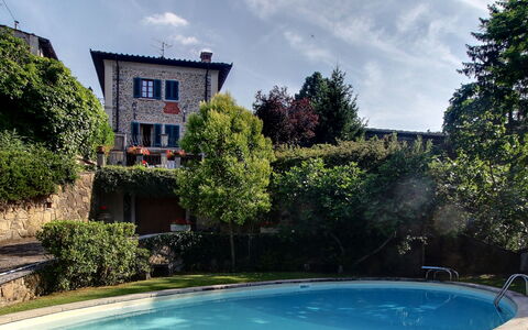 Villa Lucolena: Proprietà, Acqua, Casa, Piscina, Immobiliare, Casa, Cielo, Tempo Libero, Vacanza, Zona Residenziale