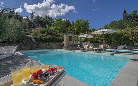 Villa Flora: Piscina, Proprietà, Paesaggio Naturale, Vacanza, Cielo, Tempo Libero, Immobiliare, Acqua, Casa, Estate