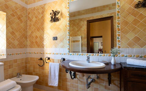 Villa Sieve: Pavimentazione, Interior Design, Idraulico Fixture, Pavimento, Bagno, Piastrella, Rubinetto, Idraulico, Illuminazione, Lavello