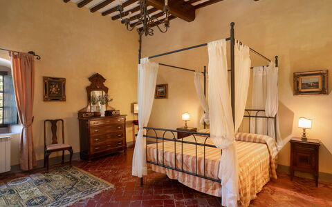 Villa Sieve: Parete, Mobilia, Pavimentazione, Interior Design, Pavimento, Casa, Telaio Del Letto, Letto, Camera Da Letto, Soffitto