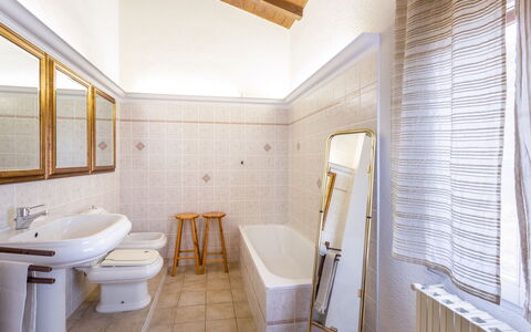 I Pioppi: Property, Bathroom, Room, Interior Design, Building, Real Estate, House, Floor, Architecture, Ceiling