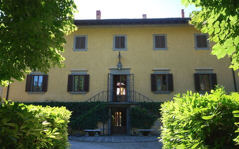 Villa Paola: Property, House, Building, Home, Real Estate, Architecture, Tree, Facade, Estate, Neighbourhood