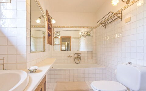 La Casetta: Bagno, Proprietà, Camera, Interior Design, Piastrella, Costruzione, Casa, Architettura, Immobiliare, Soffitto