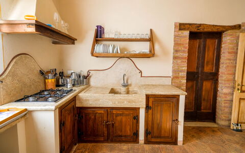 Agriturismo Il Molinello: Cabinetry, Controsoffitto, Mobilia, Costruzione, Cassetto, Legna, Interior Design, Cucina, Porta, Pavimento