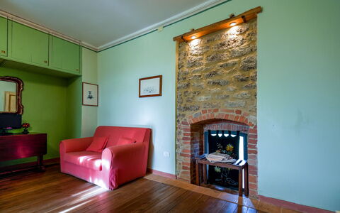 Agriturismo Il Molinello: Proprietà, Mobilia, Divano, Legna, Interior Design, Illuminazione, Soggiorno, Pavimentazione, Comfort, Cornice