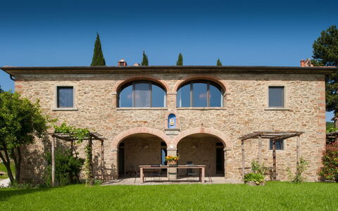 Villa Leopoldina: Sky, Plant, Window, Tree, Building, Grass, Cottage, Facade, Residential Area, Real Estate