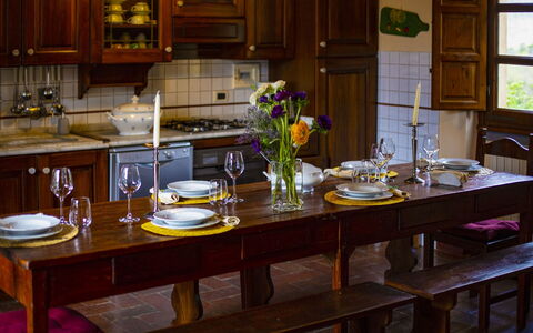 Collina dei Fiori: Mobilia, Tavolo, Tavola, Legna, Interior Design, Sala Da Pranzo, Cucina & Sala Da Pranzo Tavolo, Illuminazione, Sedia, Pavimentazione