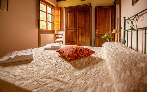 Collina dei Fiori: Parete, Interior Design, Camera Da Letto, Mobilia, Legna, Letto, Lenzuolo, Pavimentazione, Pavimento, Bedding