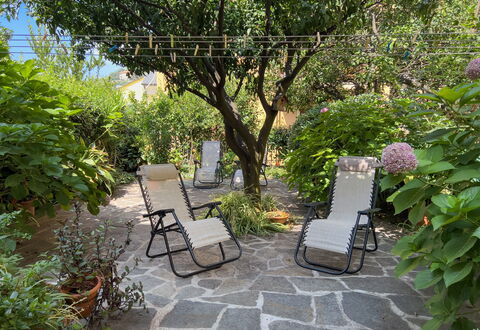 Casa Mary - Levanto: Mobilia, Mobili Da Esterno, Giardino, Arbusto, Sedia, Groundcover, Shade, Backyard, Flagstone