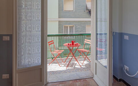 Giulia Apartment - Levanto: Finestra, Costruzione, Porta, Legna, Casa, Sedia, Parete, Porta A Casa, Pavimentazione