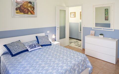 Giulia Apartment - Levanto: Proprietà, Mobilia, Costruzione, Specchio, Cornice, Comfort, Azzurro, Interior Design, Cabinetry, Legna
