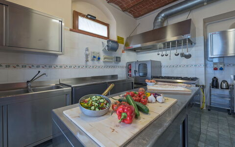 Villa Dei Michelangioli a Brolio: Controsoffitto, Proprietà, Camera, Cucina, Costruzione, Casa, Interior Design, Immobiliare, Mobilia, Casa