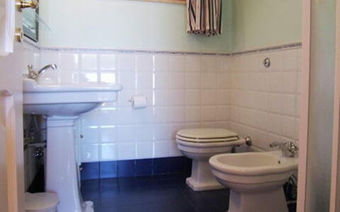 Raggio Di Sole Sull'argentario: Bagno, Proprietà, Camera, Gabinetto, Idraulico Fixture, Toilet Seat, Pavimento, Piastrella, Viola, Lavello