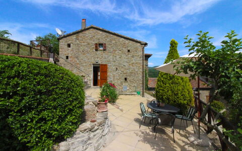 La Casa del Nonno: Cielo, Nube, Pianta, Proprietà, Costruzione, Finestra, Azzurro, Sedia, Lotto, Vaso Di Fiori