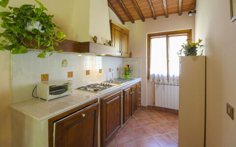 Villa le Balze: Cucina, Controsoffitto, Legna, Interior Design, Elettrodomestico Da Cucina, Pavimentazione, Mobilia, Apparecchio Major, Camera, Illuminazione