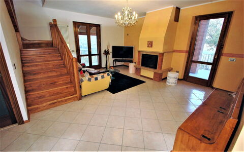 Villa Leo: Camera, Pavimento, Proprietà, Latifoglie, Pavimento In Legno, Costruzione, Pavimentazione, Mobilia, Interior Design, Legna