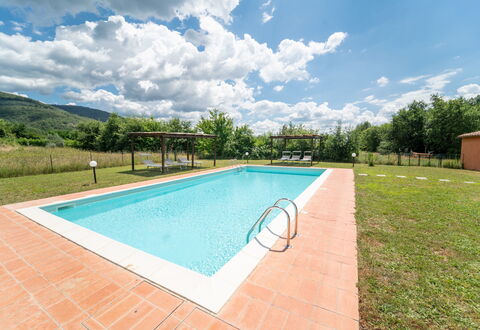 La Gropina Di Loro Ciuffenna: Property, Swimming Pool, Real Estate, Building, Leisure, House, Estate, Grass, Home, Villa