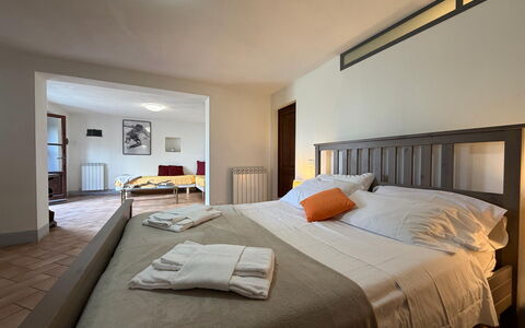 Villa Eleonora: Letto, Mobilia, Interior Design, Camera Da Letto, Bedding, Lenzuolo, Pavimento, Pavimentazione, Parete, Camera