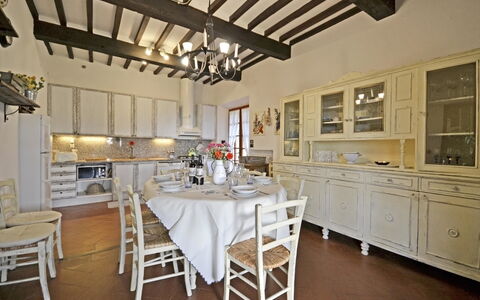 Villa Gelsomino: Camera, Mobilia, Costruzione, Proprietà, Controsoffitto, Cucina, Soffitto, Interior Design, Pavimento, Cabinetry