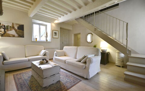Villa Magnolia: Soggiorno, Camera, Interior Design, Mobilia, Proprietà, Pavimento, Costruzione, Pavimento In Legno, Soffitto, Casa