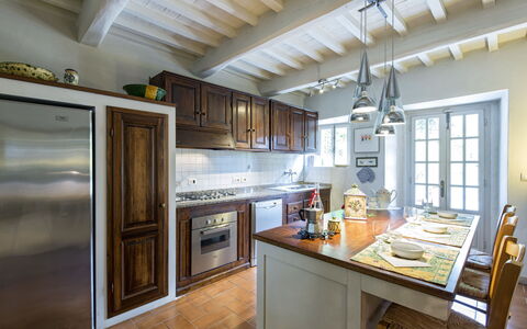 Villa Magnolia: Controsoffitto, Camera, Proprietà, Cucina, Mobilia, Cabinetry, Costruzione, Soffitto, Interior Design, Pavimento