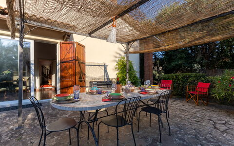 Villa Mimosa: Tavolo, Pianta, Mobilia, Sedia, Shade, Legna, Mobili Da Esterno, Albero, Tavolo Esterno, Tempo Libero