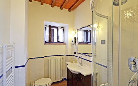 Villa Anita: Bagno, Camera, Proprietà, Costruzione, Casa, Interior Design, Pavimento, Immobiliare, Mobilia, Architettura
