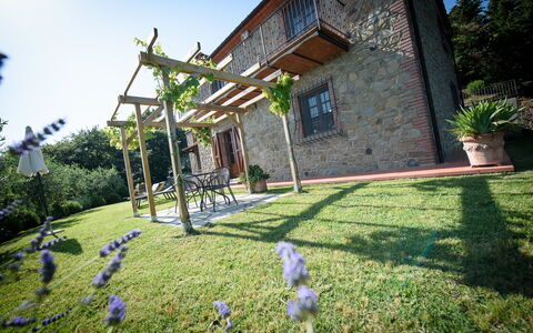 Villa Rubino: Proprietà, Casa, Prato, Immobiliare, Erba, Cortile, Costruzione, Giardino, Casa, Architettura
