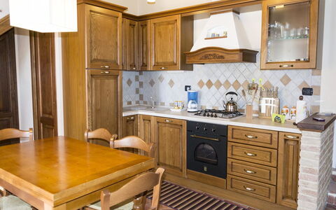Villa Camelia: Mobilia, Controsoffitto, Cabinetry, Camera, Cucina, Proprietà, Interior Design, Costruzione, Casa, Pavimento
