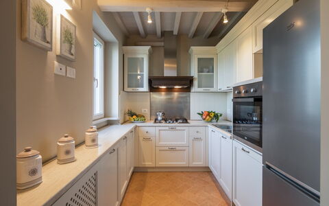 Villa Chiara: Controsoffitto, Camera, Cabinetry, Proprietà, Mobilia, Cucina, Interior Design, Costruzione, Soffitto, Lavello