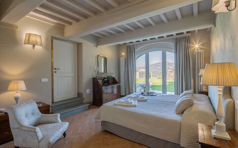 Villa Chiara: Camera Da Letto, Camera, Mobilia, Interior Design, Proprietà, Soffitto, Letto, Costruzione, Telaio Del Letto, Parete