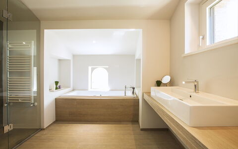 Villa Degli Ulivi: Bagno, Camera, Proprietà, Interior Design, Pavimento, Piastrella, Vasca Da Bagno, Idraulico Fixture, Soffitto, Costruzione