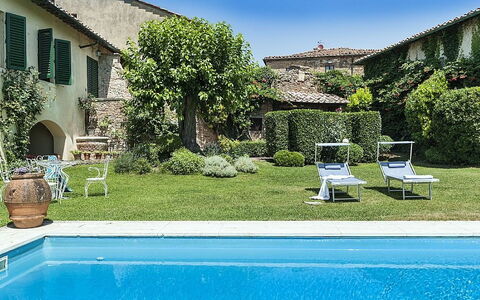 Villa Montalcinello In Siena, Private Pool: Acqua, Pianta, Cielo, Mobilia, Proprietà, Finestra, Verde, Costruzione, Azzurro, Blu