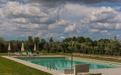 Agriturismo La Papessa: Water, Cloud, Sky, Plant, Tree, Azure, Swimming Pool, Natural Landscape, Land Lot, Shade