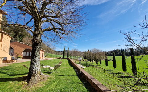 Villa Le Caggia: Cielo, Pianta, Nube, Finestra, Paesaggio Naturale, Costruzione, Albero, Ramo, Lotto, Vegetazione