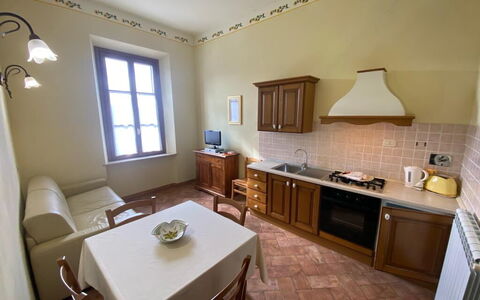 Bazzani Apartments In Siena: Mobilia, Proprietà, Tavolo, Finestra, Legna, Cabinetry, Sedia, Interior Design, Costruzione, Pianta Della Casa
